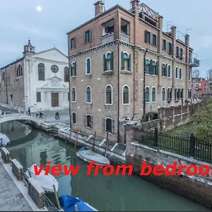 Susy Biennale - Canal View And Garden Apartment Venice